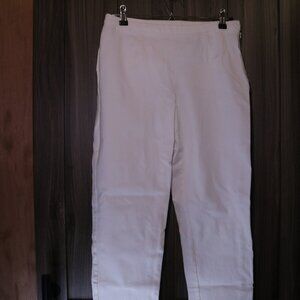 Chicos Size 0 white rolled cuff capris with back pockets and side zip